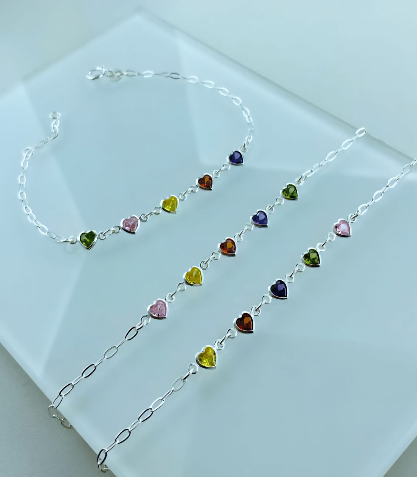 Pulseira colorida corações